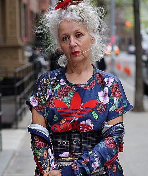 35 Stylish Clothes for 70 Years Old Woman - What to Wear with White Hair?