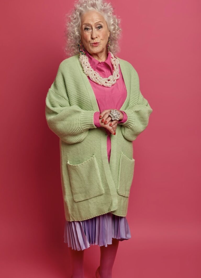 35 Stylish Clothes for 70 Years Old Woman What to Wear with White Hair?