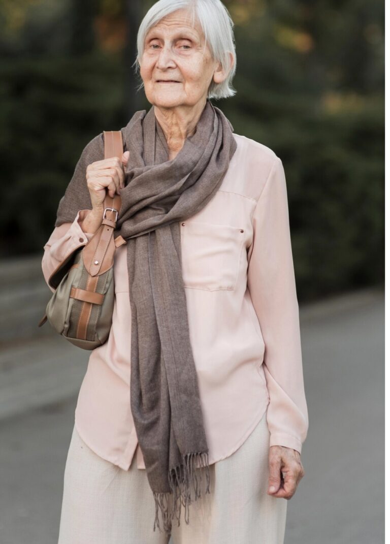 35 Stylish Clothes for 70 Years Old Woman What to Wear with White Hair?