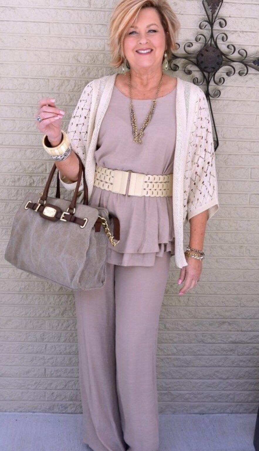 35 Stylish Clothes for 70 Years Old Woman What to Wear with White Hair?